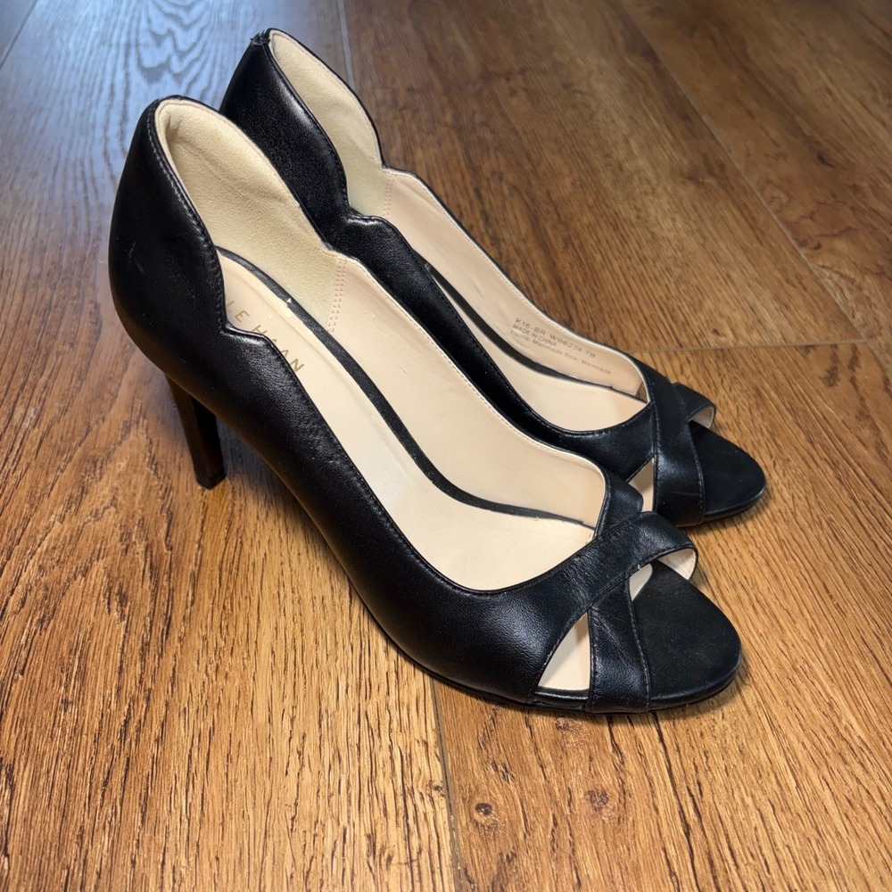 Cole Haan GrandOS Black Leather Scalloped Peep Toe Pumps Heels Womens 7 B Chic